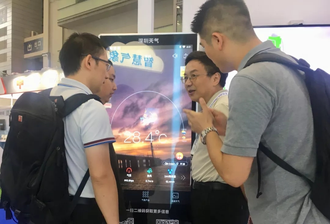 （图）为领导（右二）讲解